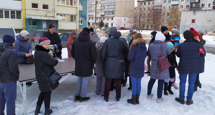 На пикет против строительства дороги на набережной реки Миасс в Челябинске вышли около 70 человек, позже количество участников увеличилось, передает корреспондент Агентства новостей «Доступ» со ссылкой на организаторов. На акции собирали подписи против строительства дороги, которые планируют передать губернатору Алексею Текслеру и главе южноуральской столицы Наталье Котовой. Всего собрано 150 подписей.
Напомним, по данным администрации Челябинска, вопрос о планировке территории под строительство дороги на улице Набережная исключили из повестки публичных слушаний. Однако организаторы пикета сообщили, что «не будут расслабляться», пока не увидят официального документа об отмене строительства.