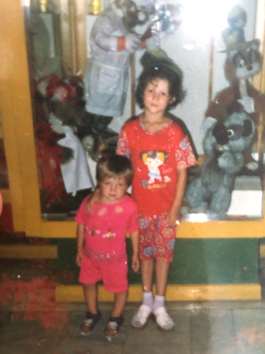 Я справа, тут мне лет 5