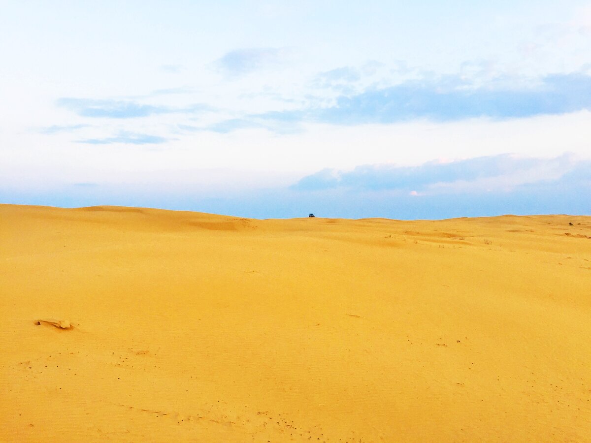 Наша машина высоко на бархане. Фото автора.