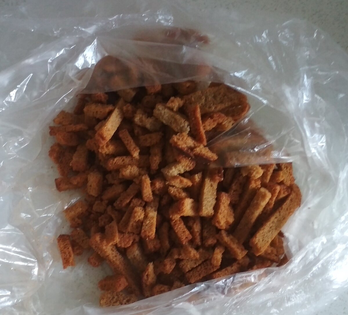 Сухарики (магазинные, но можно приготовить и самостоятельно)