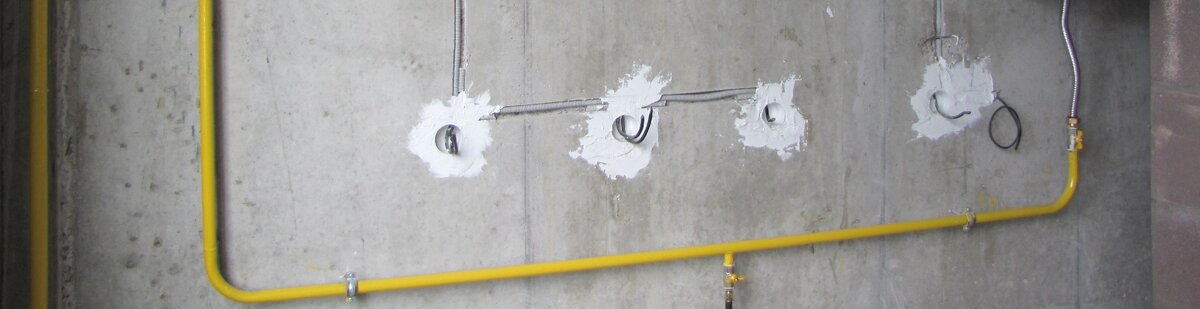 Что было изначально (голый бетон, электропроводка). Личный архив.