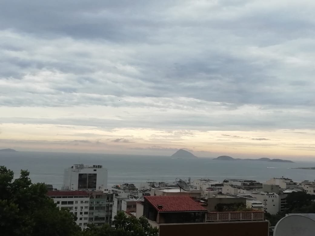 Вид из фавелы Вавилония на Копакабану