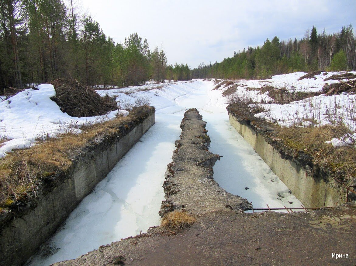 В этом месте река Сухая впадает в речку Калья. 