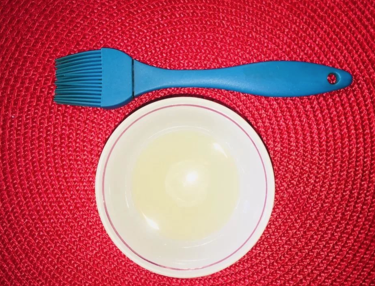 Смазывать хлеб обязательно для румяной корочки!