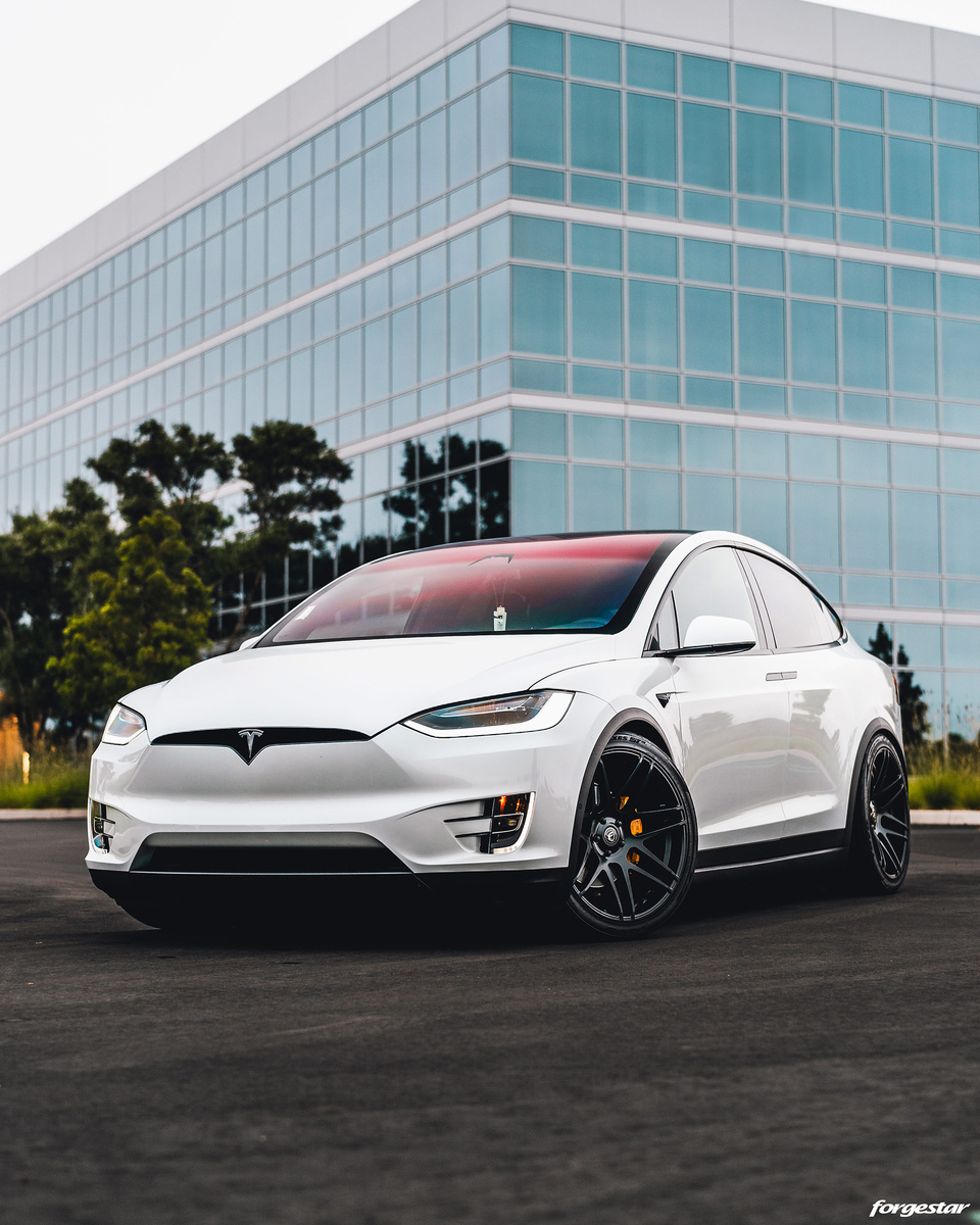 Tesla Model X — полноразмерный электрический кроссовер производства компании Tesla. Прототип был впервые показан в Лос-Анджелесе 9 февраля 2012 года[1]. Коммерческие поставки начались 29 сентября 2015 года. Tesla Model X разрабатывается на базе платформы Tesla Model S и собирается на основном заводе компании во Фримонте, штат Калифорния.

Tesla Model X
2017 Tesla Model X 100D Front.jpg
Общие данные
Производитель
Tesla Motors
Годы производства
2015 — настоящее время
Сборка
Соединённые Штаты Америки Фримонт, США
Класс
полноразмерный кроссовер
Дизайн
Тип кузова
полноразмерный 5‑дв. SUV (5/6/7‑мест.)
Компоновка
среднемоторная, полноприводная
Колёсная формула
4 × 4
Двигатель
Model X
Производитель
Tesla
Тип
трёхфазный асинхронный двигатель
Максимальная мощность
193 (мощность каждого из моторов) кВт
Максимальный крутящий момент
нет данных Н·м, при нет данных об/мин
Макс. скорость
до 243 км/ч / 150 MPH
Разгон до 100 км/ч
5
Тип аккумулятора
литий-ионный
Дальность хода
400 (без учета саморазряда при стоянке) км
Время зарядки
8 часов от розетки ч
Трансмиссия
одноступенчатый редуктор на каждом моторе
Массово-габаритные характеристики
Длина
5004 мм
Ширина
2083 мм
Высота
1626 мм
Клиренс
175 в среднем положении пневмоподвески
Колёсная база
3061 мм
Масса
около 2400 кг без шофёра и пассажиров
На рынке
Похожие модели
Lexus RX , BMW X6
Сегмент
J-сегмент
Другая информация
Грузоподъёмность
7 человек
Дизайнер
Франц фон Хольцхаузен
← Tesla Model STesla Model 3 →
