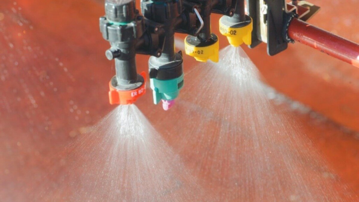 Фото:sprayers101.com Веерообразный факел распылителей опрыскивателя