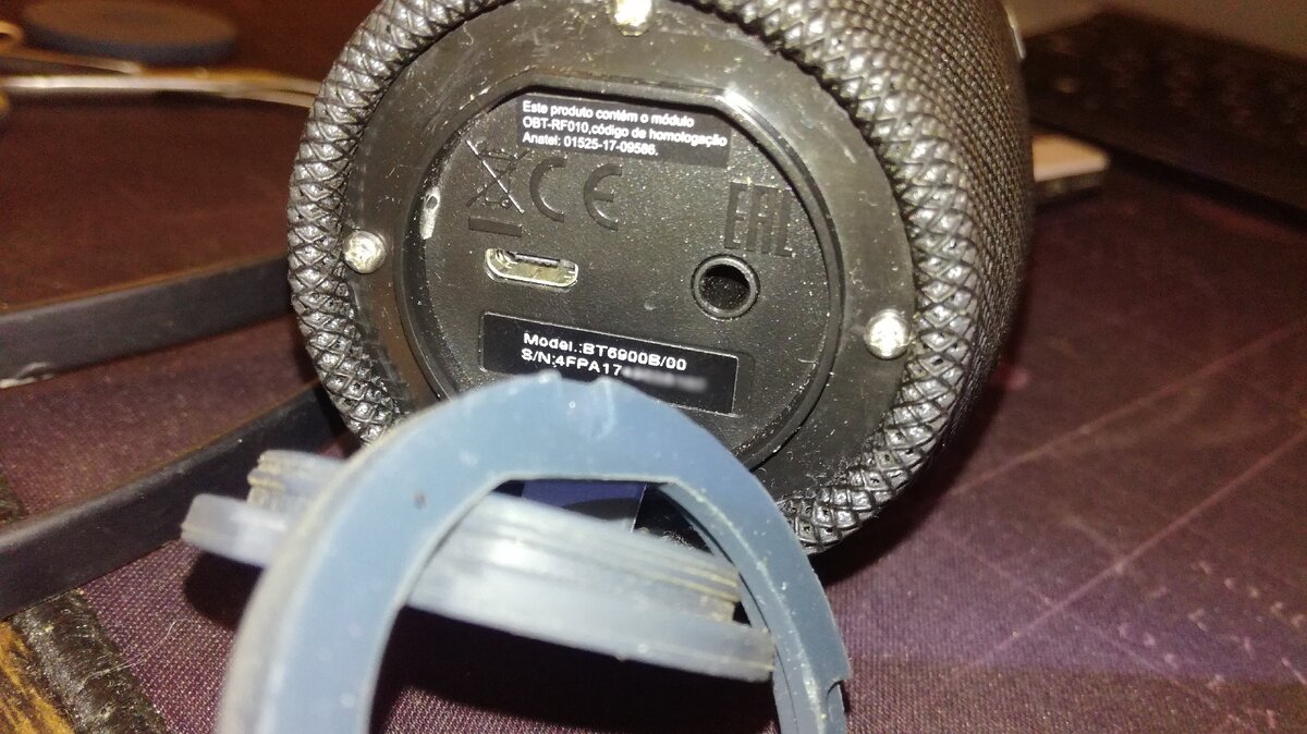 Накладки крепятся на двустороннюю клейкую ленту. На фото её уже нет.