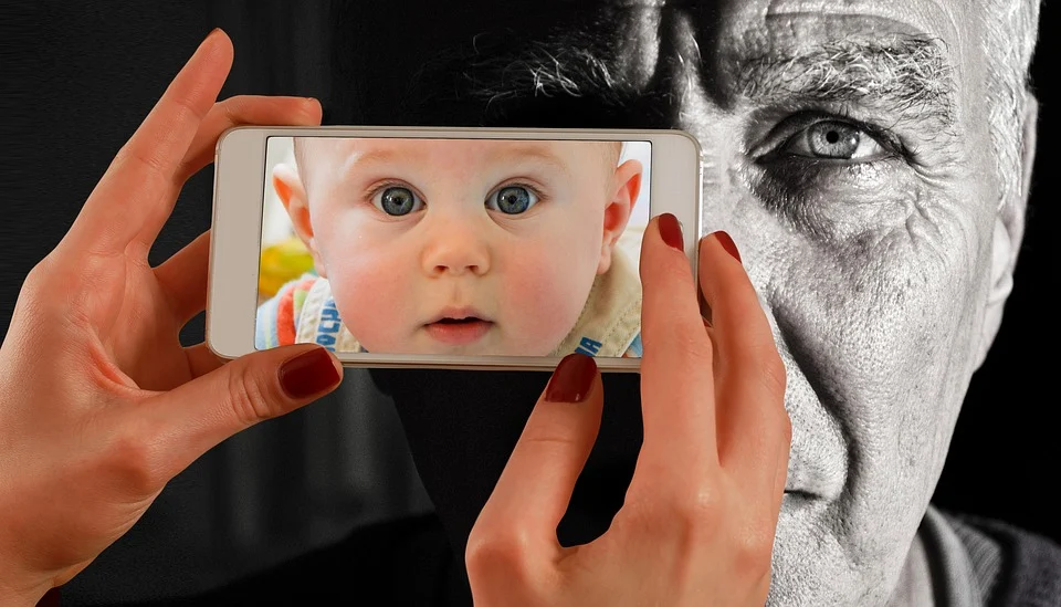 https://pixabay.com/photos/smartphone-face-man-old-baby-1790835/