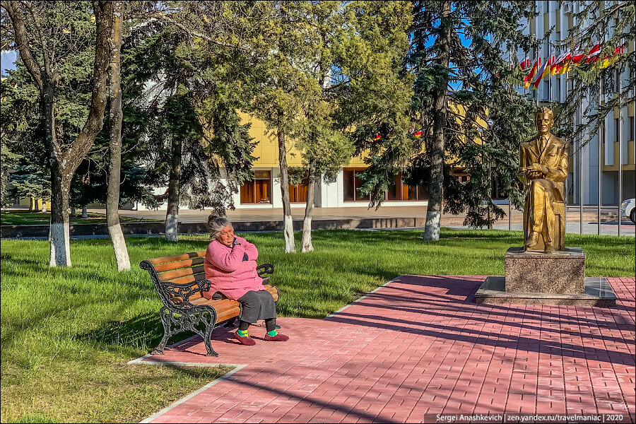 Приехал в Цхинвал и захотелось сразу же развернуться, и уехать. Это самая убогая столица, где я бывал