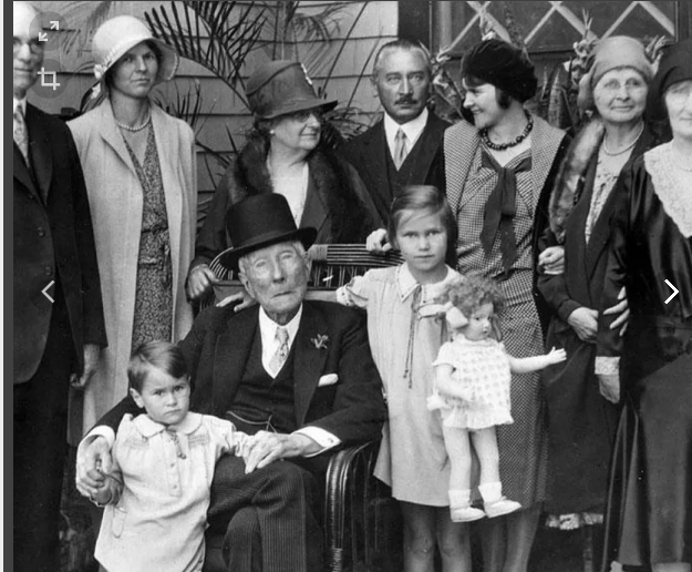В центре Джон Рокфеллер в кругу семьи. фото вязто из широкого доступа интернета 