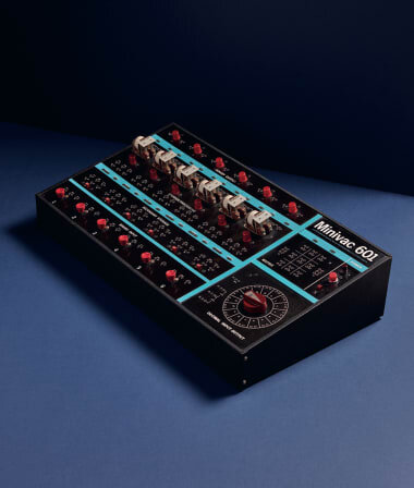 В книге Уилтшира представлены многие из самых важных компьютеров той эпохи, соблазнительно снятые фотографом Джоном Шортом. Изображенный здесь пример ранней модели «комплект», Minivac 601 в основном использовался предприятиями для ознакомления сотрудников с компьютерами.