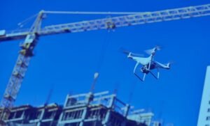 Дрон пролетает над строительной площадкой, чтобы предоставить отснятый материал. 