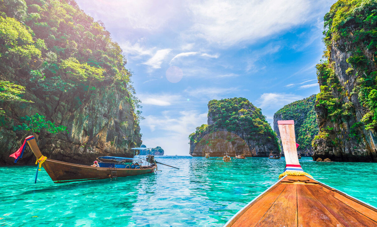  И мы с этим полностью согласны. Райские пляжи с белоснежным песочком, яркое солнце, изумрудно-зелёные тропические леса, невероятной красоты флора, удивительная фауна ― это экзотический Таиланд!