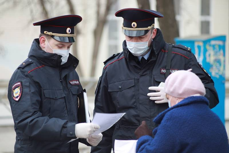 Нарушать продолжать. Полицейский проверяет. Полицейский в маске. Полиция проверяет документы на улице. Полицейский проверка документов