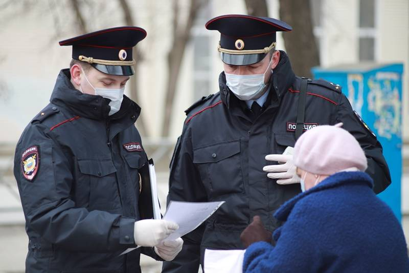 Нарушать продолжать. Полицейский проверяет. Полицейский в маске. Полиция проверяет документы на улице. Полицейский проверка документов.