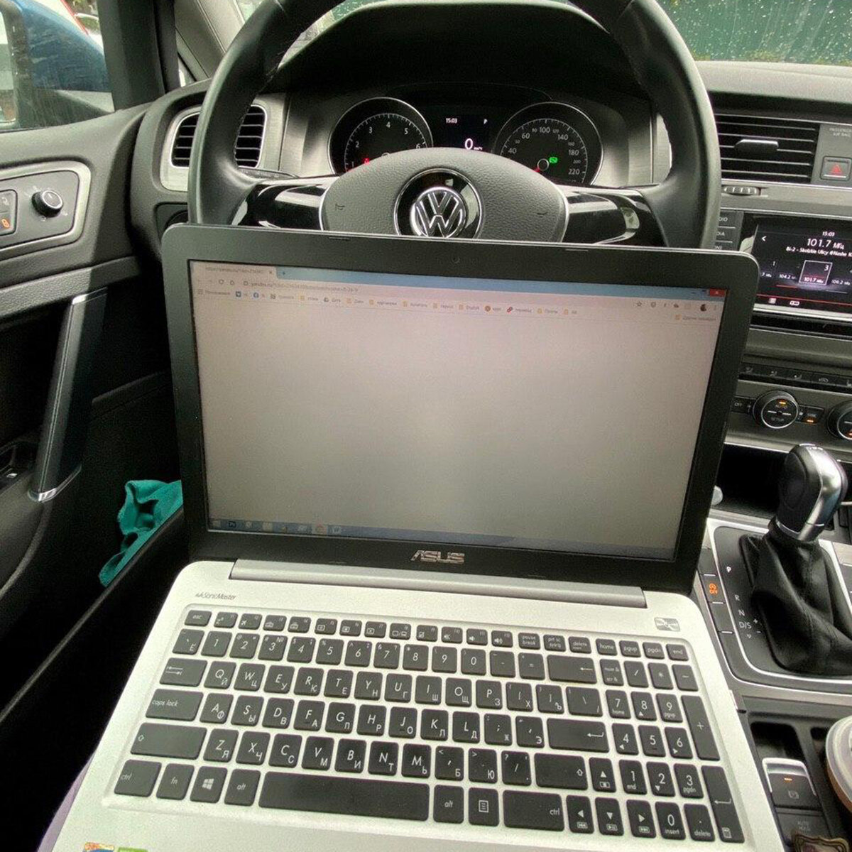 А пару раз я работала в дороге, останавливаясь на АЗС или на парковке.