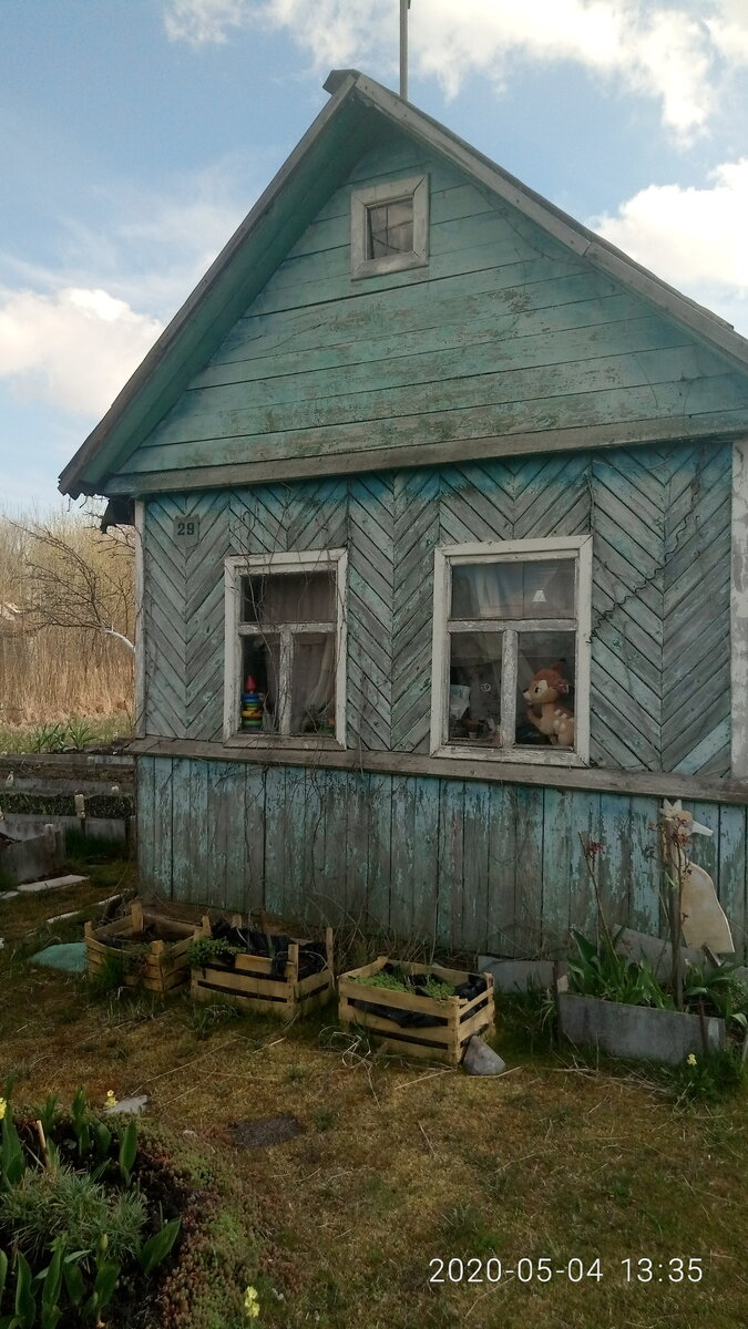 Начало апреля, еще мало цветов. Вот такой домик стоял на участке пол-века...