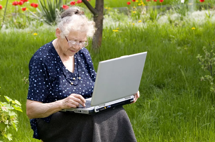 Пенсионеры в интернете. Можно общаться с детьми, дальними родственниками и своими бывшими одноклассниками. 