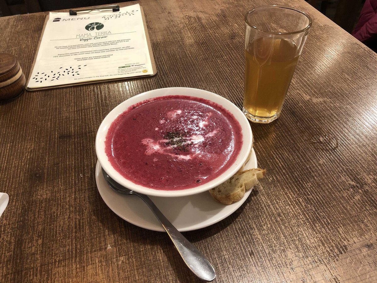 Свекольный суп-пюре с кокосовым молоком и стакан комбучи. 350 рублей.