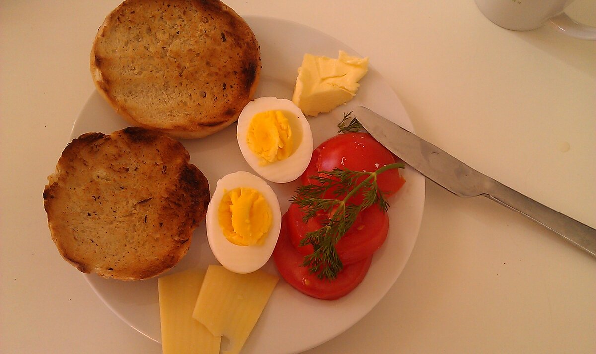 На хлебе отлично сочетаются томаты с сыром, и яйцо с огурцом. Фото: из личного архива