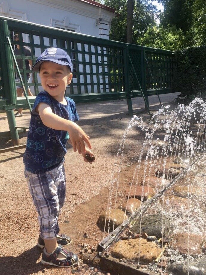 Тут дети вообще в одних трусишках бегали