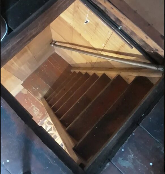 Многим удавалось встречать такое подобие лестницы на дачах . С чем связано такое решение? - Не предусмотрена площадь для размещения лестницы.