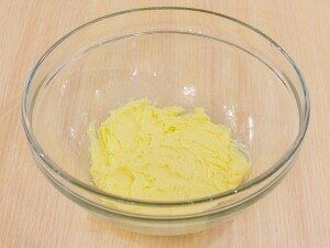 Готовим тесто.
Масло растереть с сахаром.