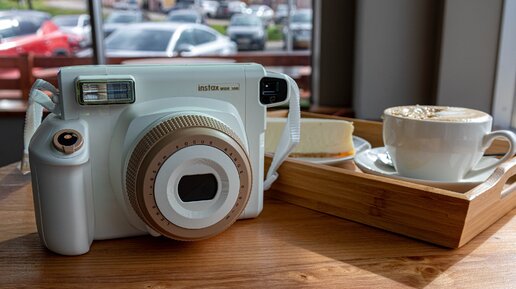 Распаковка Fujifilm Instax Wide 300: чем так хорош этот фотоаппарат?