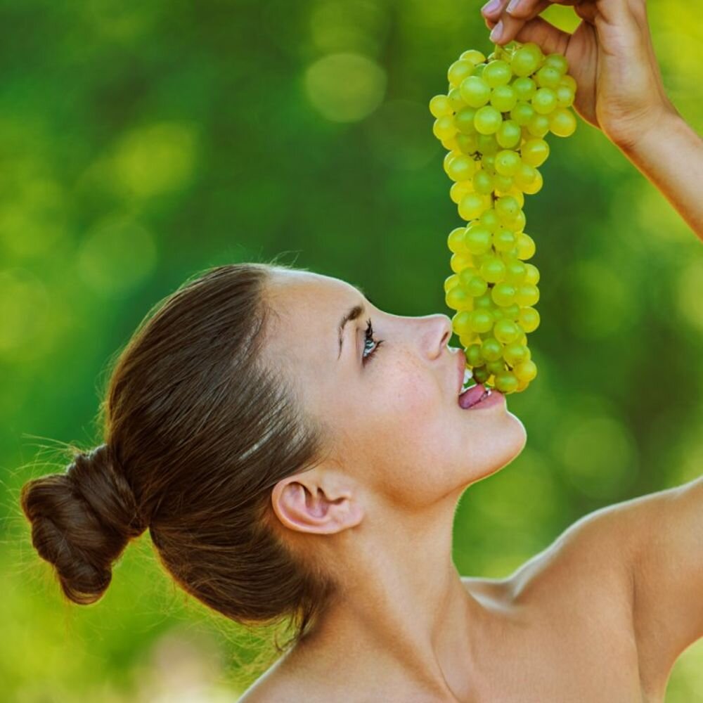 Можно кормящим виноград. Девушка с виноградом. Девушка с гроздью винограда. Красивая девушка с виноградом. Человек ест виноград.