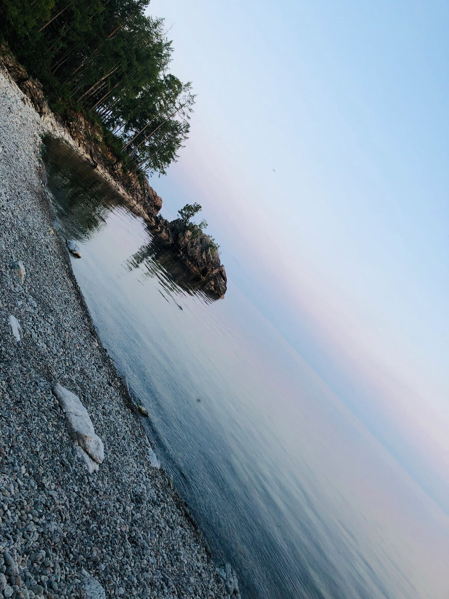 На закате Байкал переливается всеми цветами