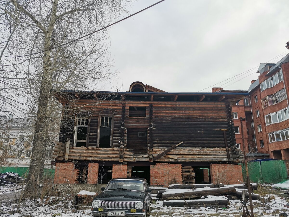 Вид с западной стороны. Здесь скорее всего когда-то был двор.