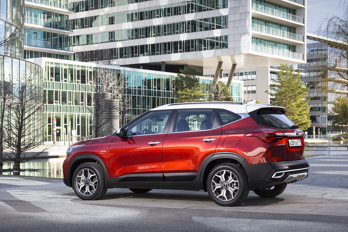 Kia Seltos одна из немногих моделей на нашем рынке, которая предлагает крайне широкий выбор для покупателей: три мотора, четыре коробки передач, передний и полный привод.. И каждая из этих модификаций имеет минимум 3 варианта комплектации. Вилка цен от 1 149 000 до 2 049 000 рублей.