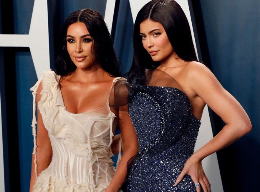 На фото 2019 года: Ким Кардашьян (тогда -39 лет) Кайли Дженнер (тогда -22 года). Найдите 10 отличий возраста.