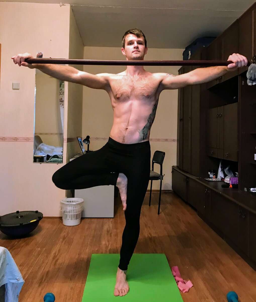 Начальный уровень, просто стоять на одной ноге на время.