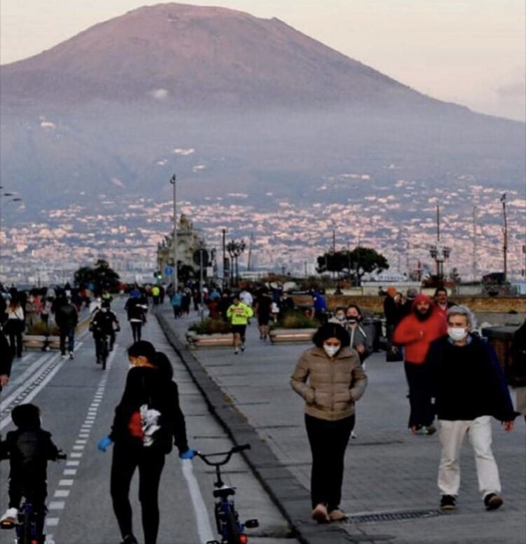 Неаполитанцы в субботу вышли все погулять и совершить последний шопинг 