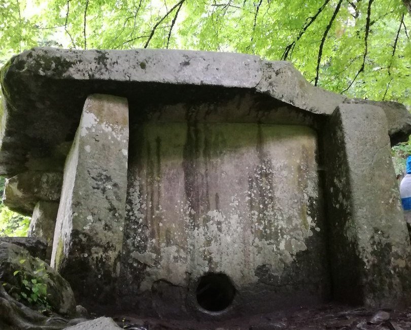 Дольмен в Кавказском заповеднике "Гузерипль". Фото автора