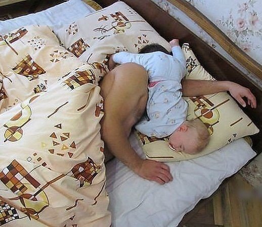Картинка с интернета не в тему вообще 😆, но так улыбнуло. Папы бы точно не мучались бессонницей🤣