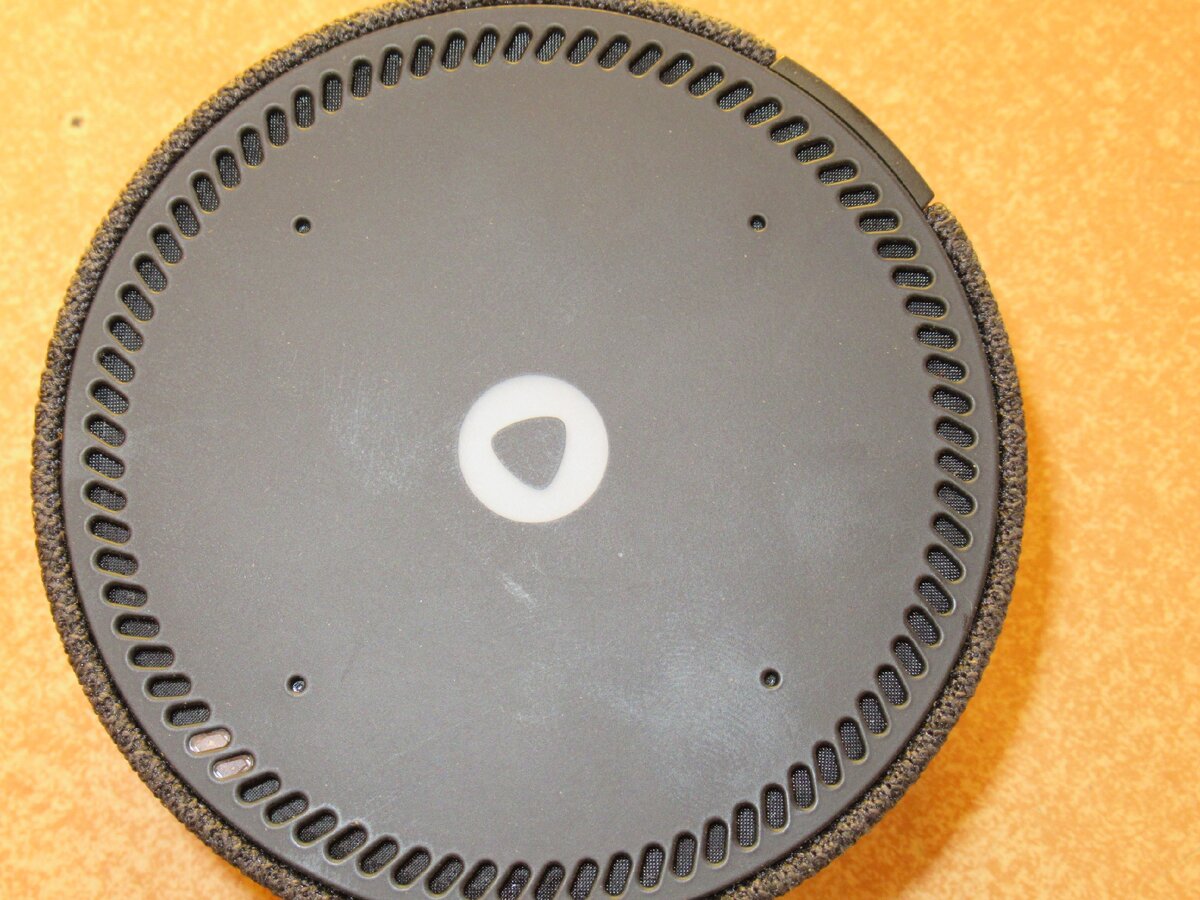 Четыре микрофона - отличная чувствительность. И датчик приближения для регулировки громкости