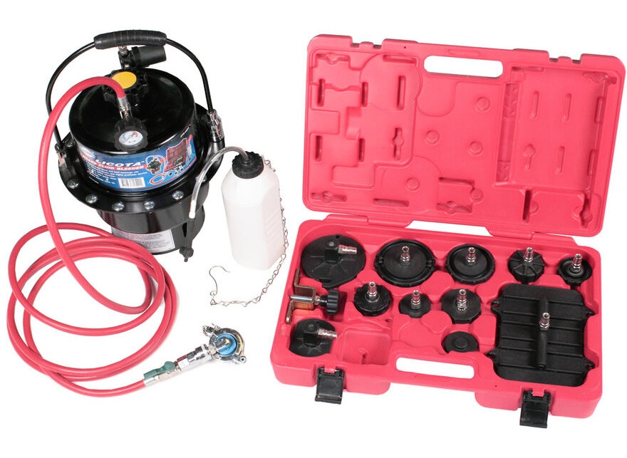 Licota ATS-4024 подходит для большинства тормозных систем с ABS и без. Оптимальная конструкция позволяет одному человеку выполнять все операции с инструментом. Поставляется в комплекте с адаптерами для бачков разной конфигурации.