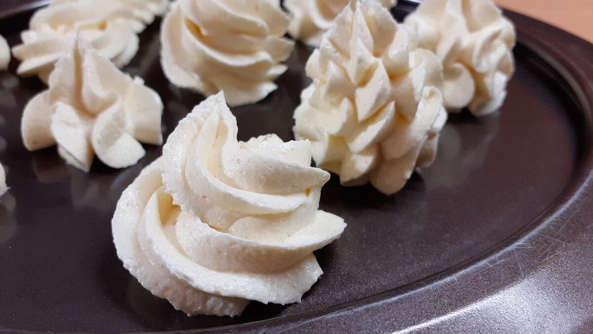 Я считаю, что любители масляного декора словят кайф, крем очень вкусный, пахнет пломбиром.