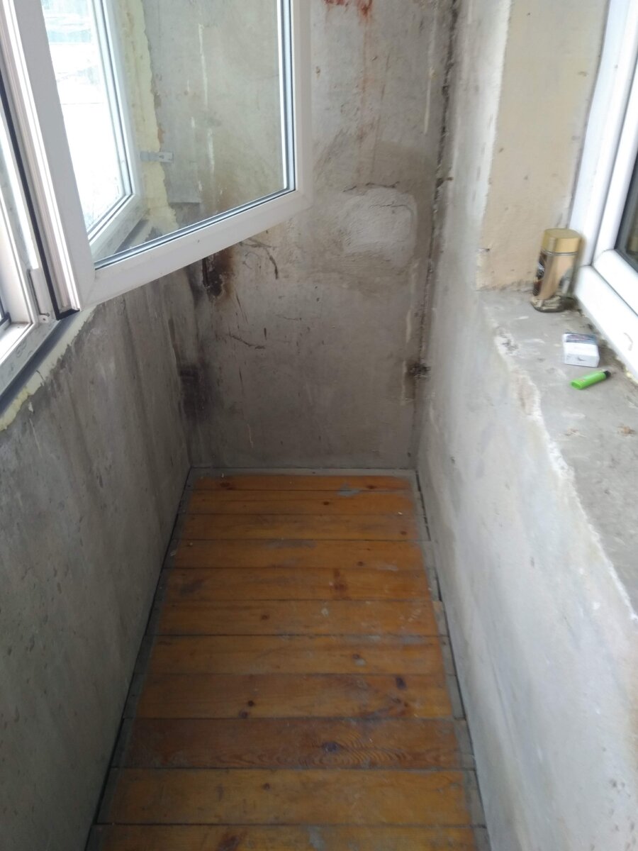 Типовой балкон, каких большое количество перекочевали из СССР.