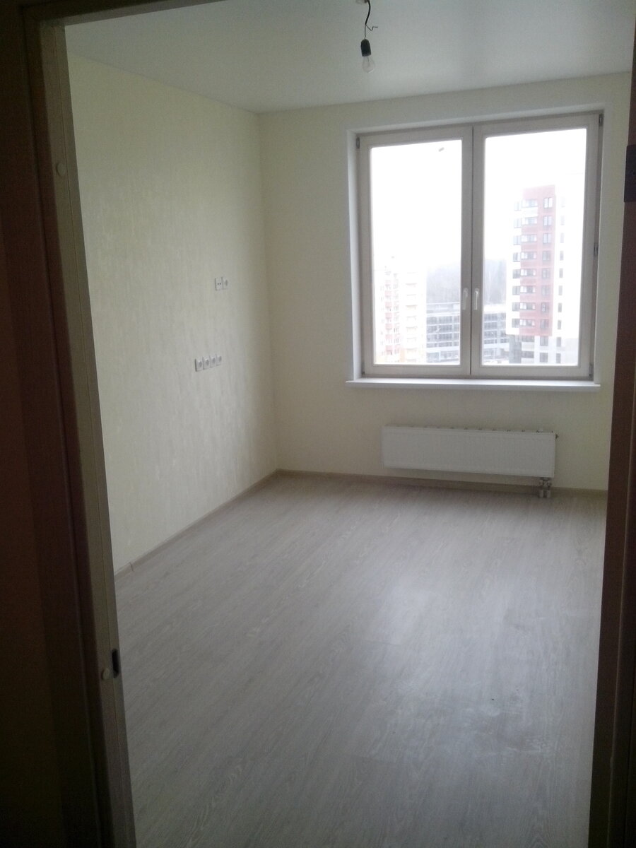 Кухня с ремонтом от застройщика. На полу уложен ламинат ===>