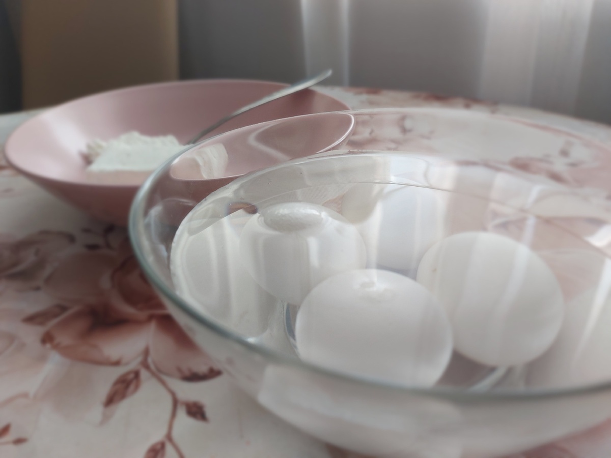 Яйца в ледяной воде и на заднем плане творог греется.