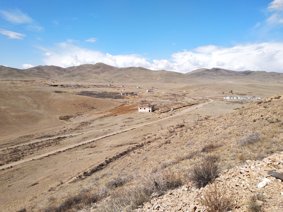 Въезд в часть 22211 и КПП №2. Фото с холма, расположенного с восточной стороны. 