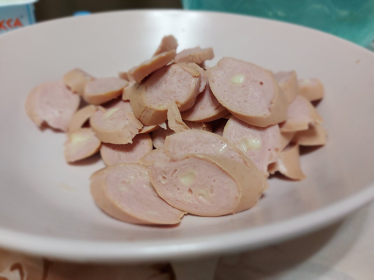 Сосиски нарезала, из них сыр во время запекания вытечет и пицца будет ещё более сырной.