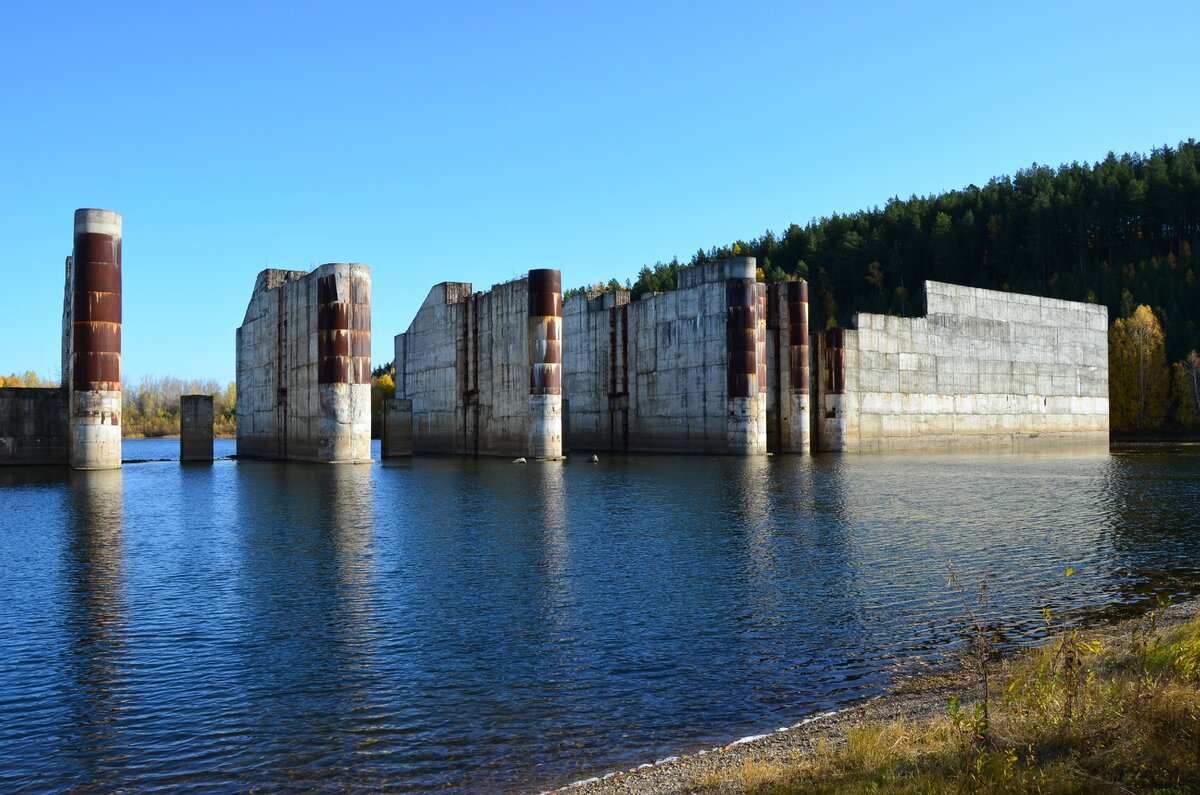 Недостроенная плотина (подробнее об этом объекте можете узнать из материала: "Мегалит" советской эпохи: путешествие к заброшенной плотине (ссылка внизу)