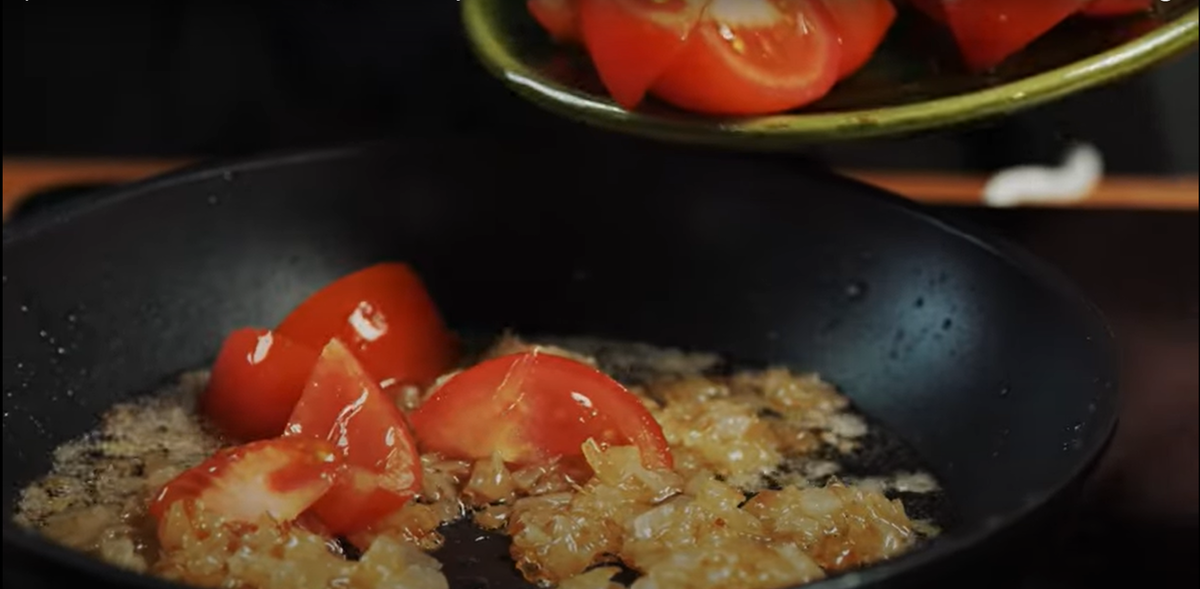 Обжаренный лук с томатами
