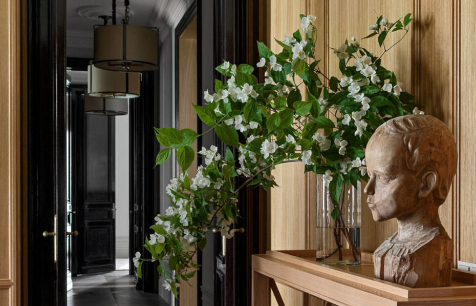 Живые цветы в интерьере холла