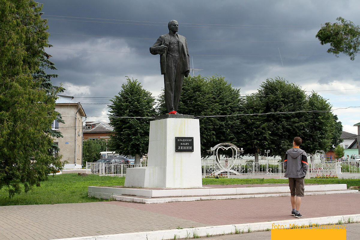 Вождь, окруженный грозовыми облаками, не тянет руки, не шагает увлеченно к светлому будущему всего человечества, он просто стоит, сжав в руке газету и думает, наверное, о суровой судьбе маленьких подмосковных городков, здесь ведь одними зажигательными речами и лозунгами ничего не изменишь…
