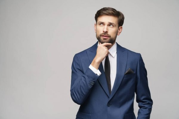 Источник: Lightfield Studios.net/ru/327923710/stock-photo-studuo-shot-of-thinking-businessman.html